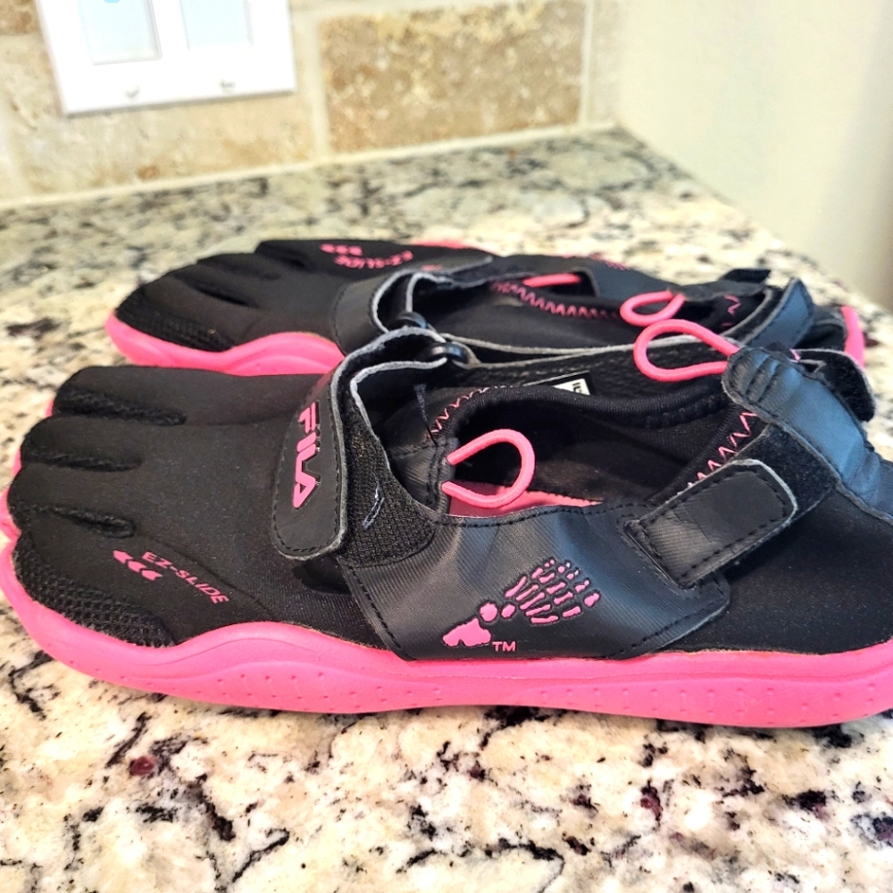 Fila EZ Slide Womens Size 7 US Black Pink SkeleToes Water Shoes 5PK14074-033